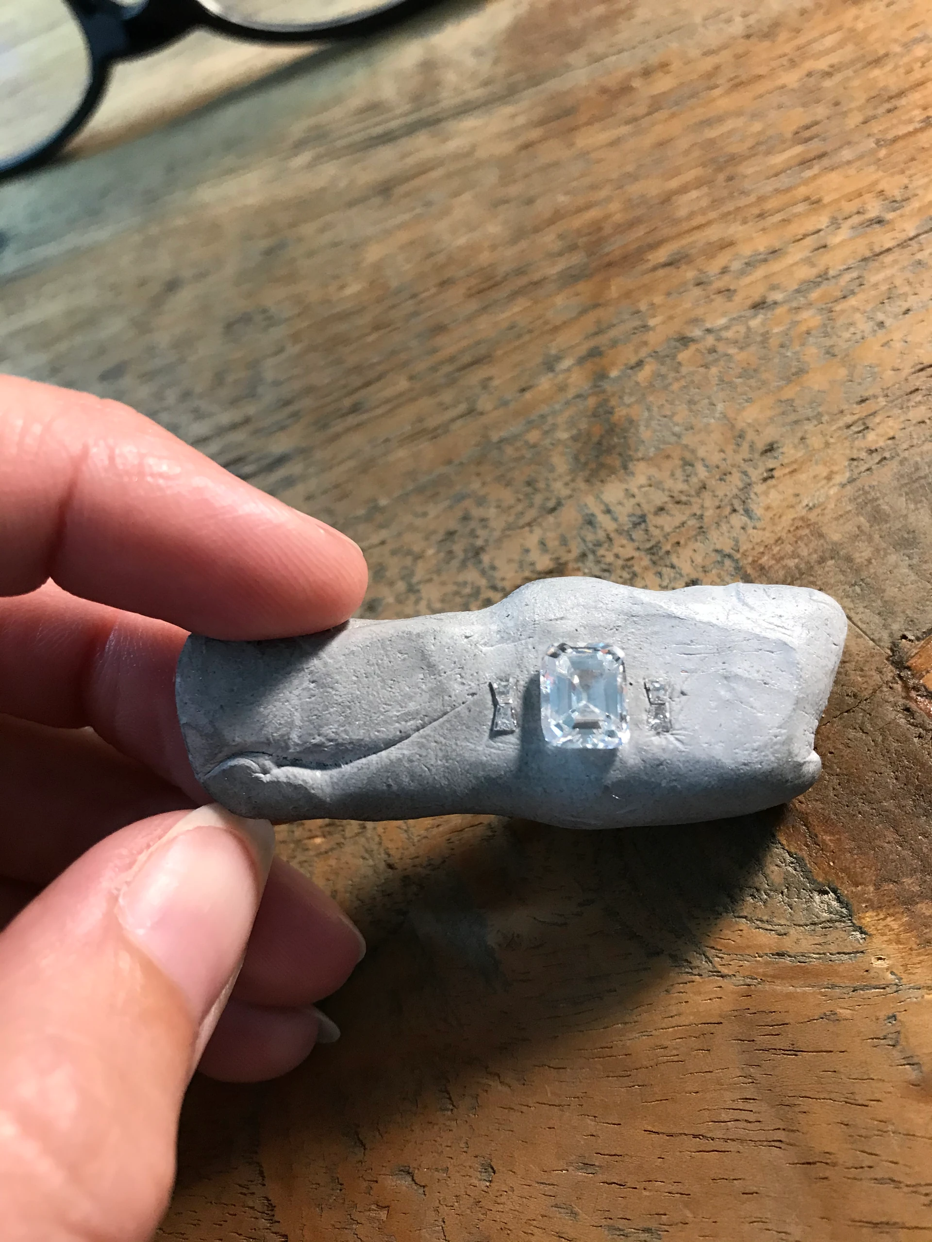La fabrication de cette bague à l’établi
