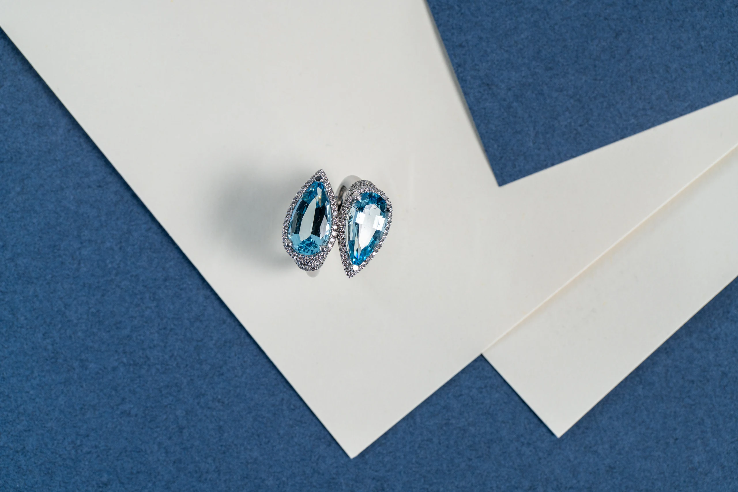 Bague Toi et Moi, deux aigues-marines sur papier clair et bleu