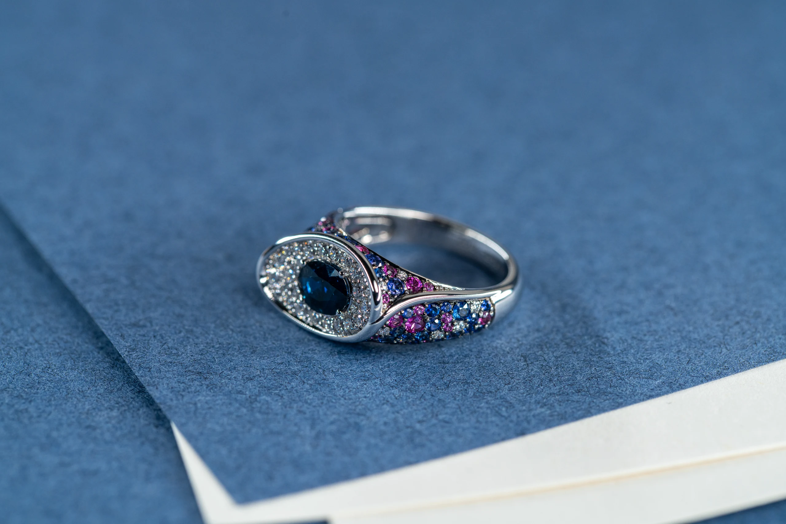 Bague saphir ovale et pavage multicolore