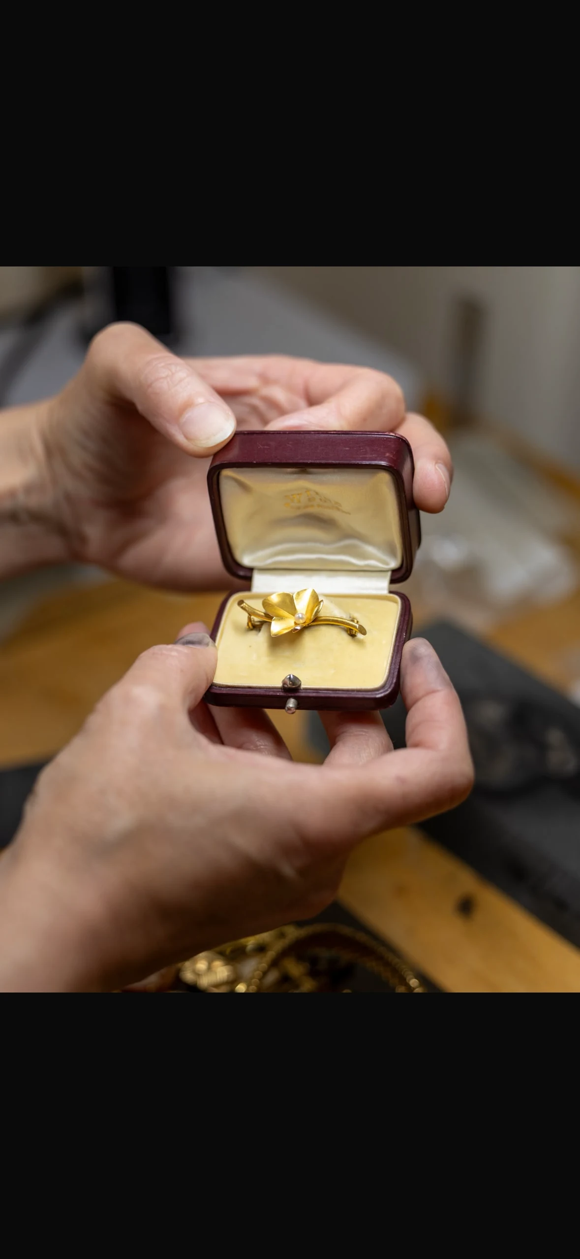 La broche ancienne dans son écrin