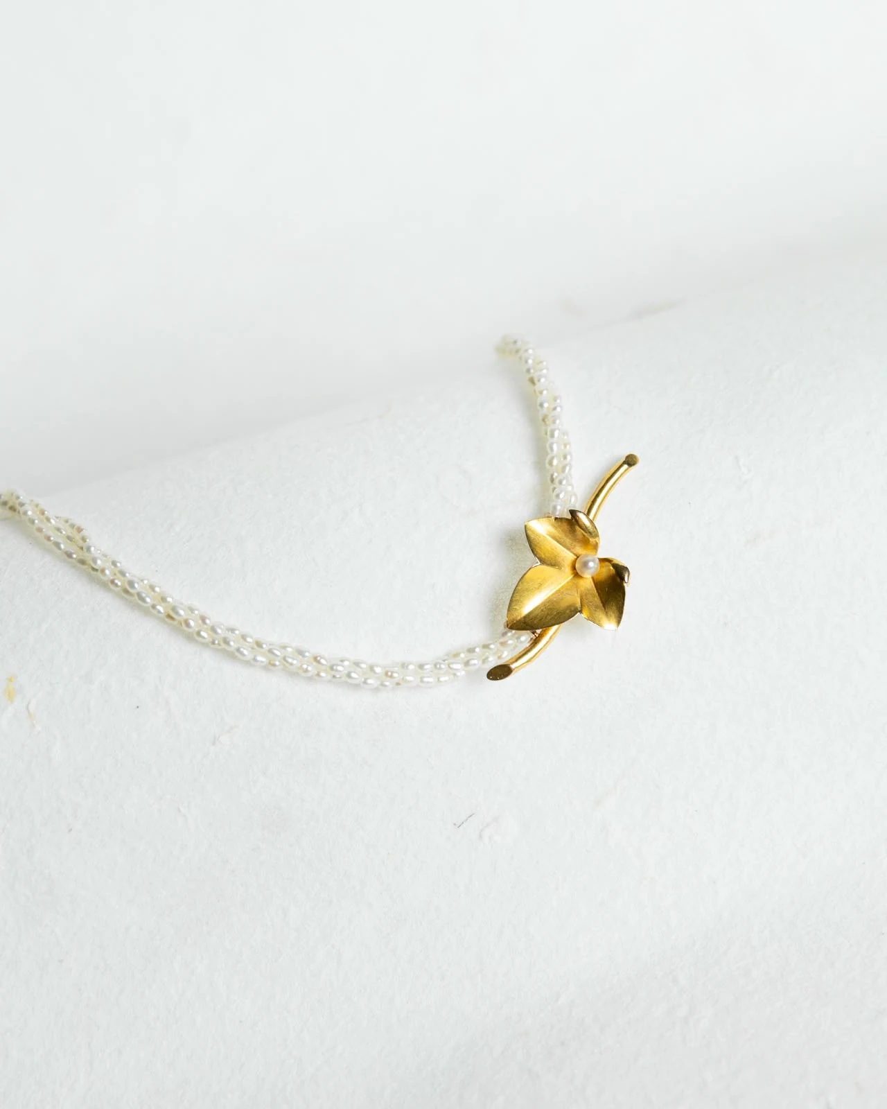 Le collier délicat réalisé à partir de la broche